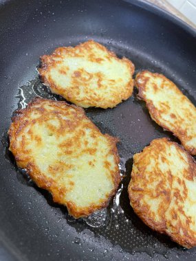 Kızartma tavası, patates tabağı, kızartma tavasında kızarmış patates, Ukrayna mutfağı, derun, deruns 