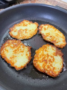 Kızartma tavası, patates tabağı, kızartma tavasında kızarmış patates, Ukrayna mutfağı, derun, deruns 