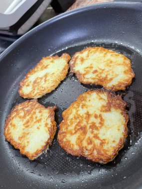 Kızartma tavası, patates tabağı, kızartma tavasında kızarmış patates, Ukrayna mutfağı, derun, deruns 