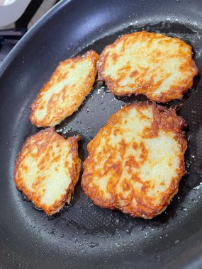 Kızartma tavası, patates tabağı, kızartma tavasında kızarmış patates, Ukrayna mutfağı, derun, deruns 