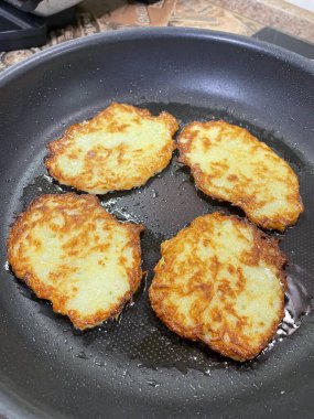 Kızartma tavası, patates tabağı, kızartma tavasında kızarmış patates, Ukrayna mutfağı, derun, deruns 