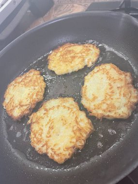 Kızartma tavası, patates tabağı, kızartma tavasında kızarmış patates, Ukrayna mutfağı, derun, deruns 