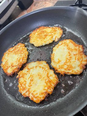 Kızartma tavası, patates tabağı, kızartma tavasında kızarmış patates, Ukrayna mutfağı, derun, deruns 