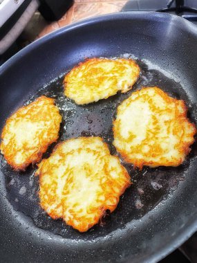 Kızartma tavası, patates tabağı, kızartma tavasında kızarmış patates, Ukrayna mutfağı, derun, deruns 