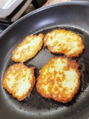 Kızartma tavası, patates tabağı, kızartma tavasında kızarmış patates, Ukrayna mutfağı, derun, deruns 