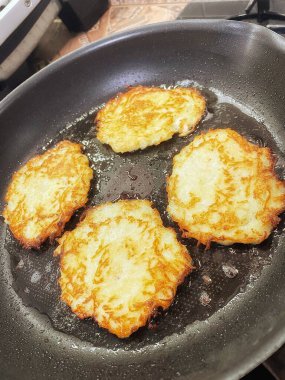 Kızartma tavası, patates tabağı, kızartma tavasında kızarmış patates, Ukrayna mutfağı, derun, deruns 