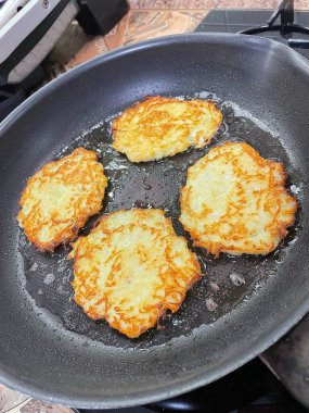 Kızartma tavası, patates tabağı, kızartma tavasında kızarmış patates, Ukrayna mutfağı, derun, deruns 