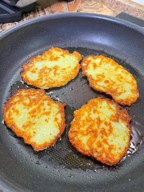 Kızartma tavası, patates tabağı, kızartma tavasında kızarmış patates, Ukrayna mutfağı, derun, deruns 