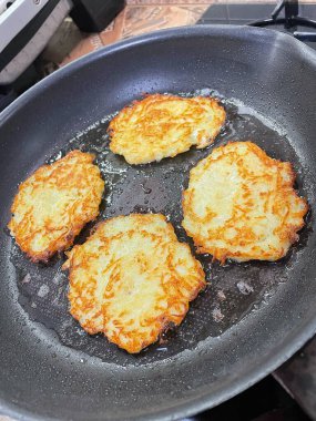 Kızartma tavası, patates tabağı, kızartma tavasında kızarmış patates, Ukrayna mutfağı, derun, deruns 