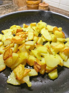 Kızartma tavasında yağda kızartılmış patates.