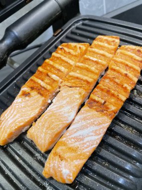 Sebzeli ızgara somon bifteği