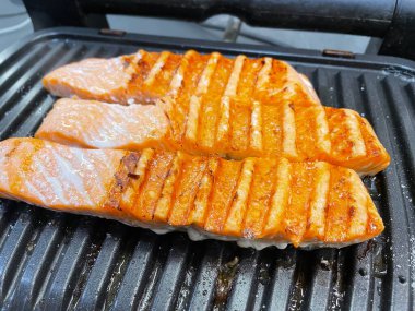 Somon ızgara biftek sebze ve baharatlar