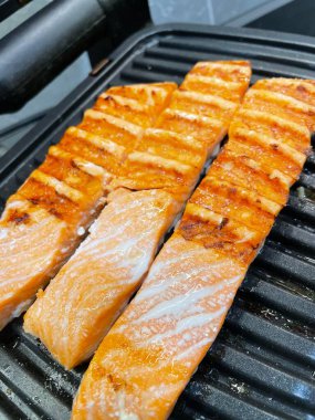 Baharatlı ve sebzeli ızgara somon bifteği