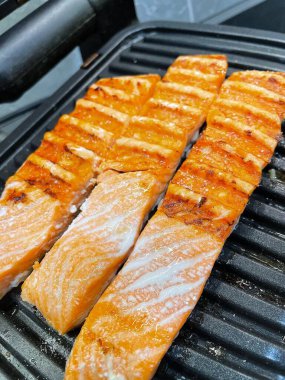 Somon ve ızgara somon fileto otlar ve baharatlarla