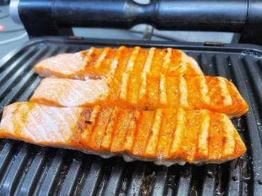 Baharatlı ve otlu ızgara somon.