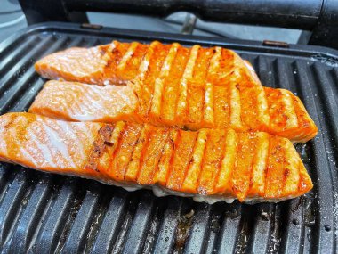 Sebze ve baharatlı ızgara somon.