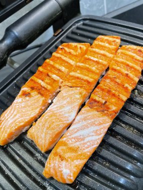 Izgarada ızgara somon