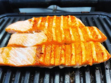 Izgarada ızgara somon.