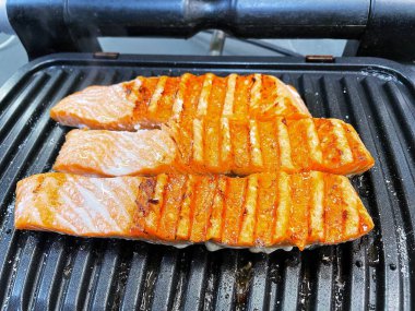 Lezzetli ızgara somon balığı manzarası.