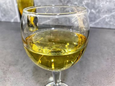 Bardakta beyaz şarap, bir şişe şarap, seçkin alkol, içki.