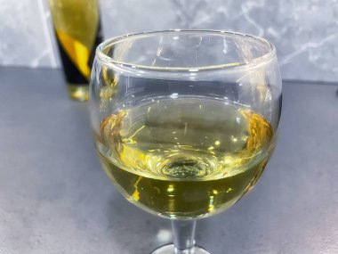 Bardakta beyaz şarap, bir şişe şarap, seçkin alkol, içki.