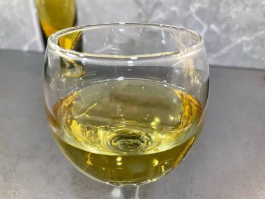 Bardakta beyaz şarap, bir şişe şarap, seçkin alkol, içki.