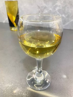 Bardakta beyaz şarap, bir şişe şarap, seçkin alkol, içki.