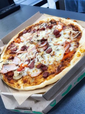 Mantarlı ızgara pizza, domates, salam, balyk ve erimiş peynir.