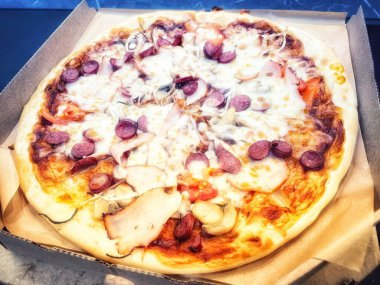 Mantarlı ızgara pizza, domates, salam, balyk ve erimiş peynir.