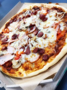 Mantarlı ızgara pizza, domates, salam, balyk ve erimiş peynir.