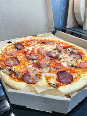 Mantarlı Francesca pizzası, domates, salam, balyk ve erimiş peynir.