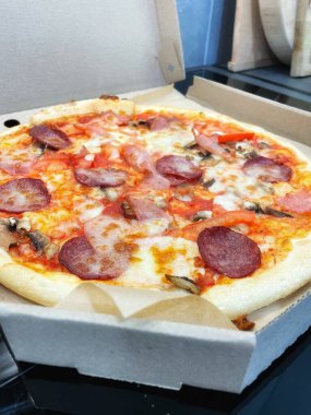 Mantarlı Francesca pizzası, domates, salam, balyk ve erimiş peynir.