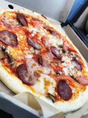 Mantarlı Francesca pizzası, domates, salam, balyk ve erimiş peynir.