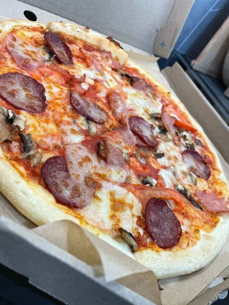 Mantarlı Francesca pizzası, domates, salam, balyk ve erimiş peynir.