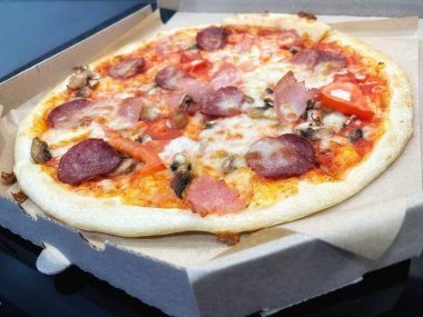 Biberli ve sosisli bir yakın çekim pizza.