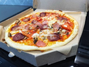 et ve sebze ile lezzetli pizza