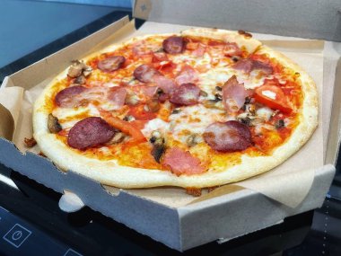 Bir pizzanın mutfak fotoğrafı.