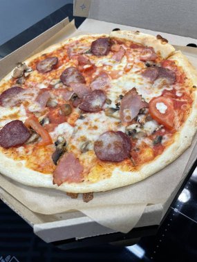 bir kutu içinde lezzetli pizza