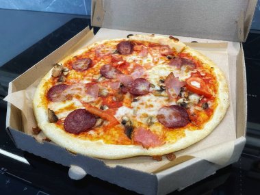 Peynirli ve domates soslu pizza.