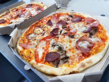 Et ve sebzeli pizza.