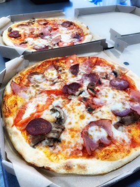 Peynirli ve domates soslu pizza.