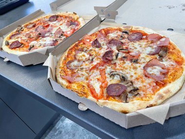 Etli ve peynirli pizza.