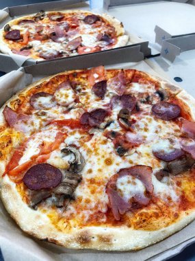 Tavuk ve sebzeli lezzetli pizza.