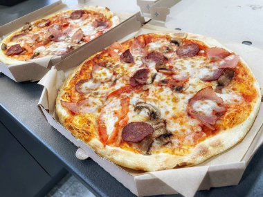 Beyaz arka planda sosisli ve peynirli pizza.