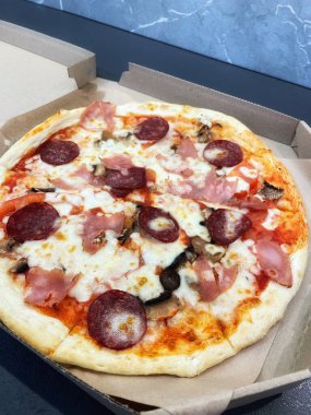 Sosisli, domatesli ve mozarellalı pizza.