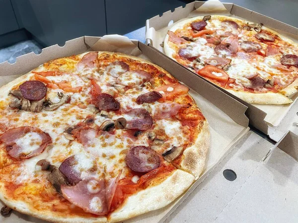 Peynirli ve pastırmalı lezzetli pizza.