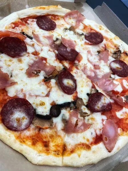 Peynirli pizza, domates ve zeytinli