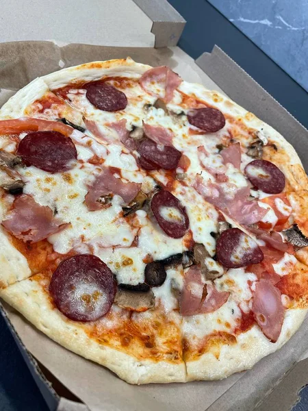 Peynirli ve sebzeli pizza.