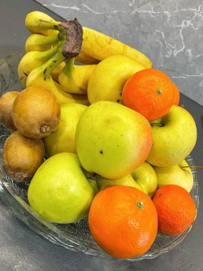 Masada taze meyve, mandalina, portakal, narenciye, kivi, elma, muz, sağlıklı yiyecek, vegan, lezzetli atıştırmalık