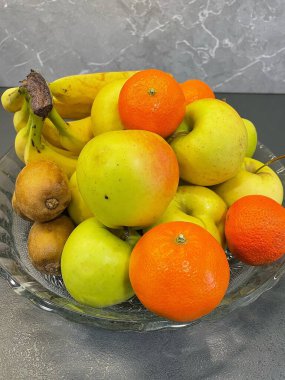 Masada taze meyve, mandalina, portakal, narenciye, kivi, elma, muz, sağlıklı yiyecek, vegan, lezzetli atıştırmalık